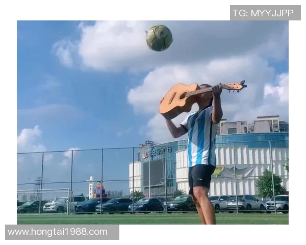 足球场上的吉他旋律她是会弹吉他的足球明星女孩