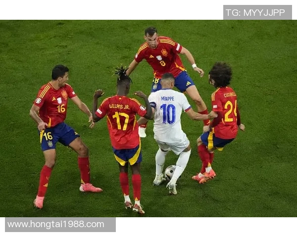 足球明星的艺术天赋揭秘：他们如何在绿茵场上展现创意与灵感